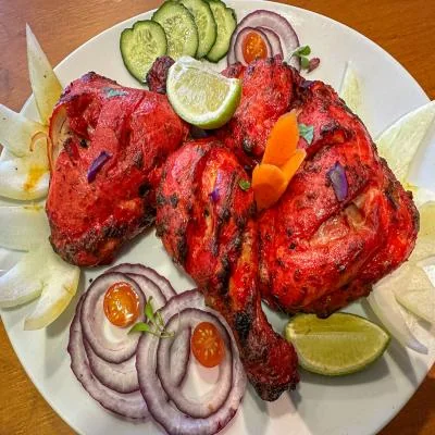 Pollo tandoori con ensalada servido en Byanjan de Tetuán