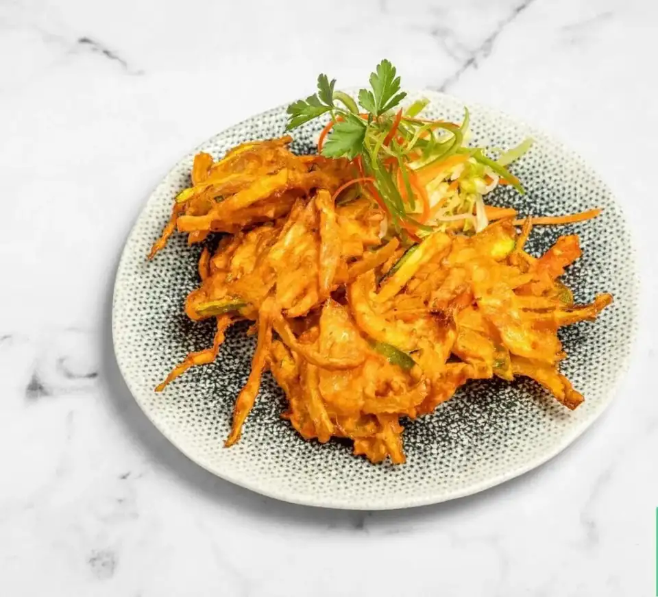 Pakoras vegetales recién servidas en un plato