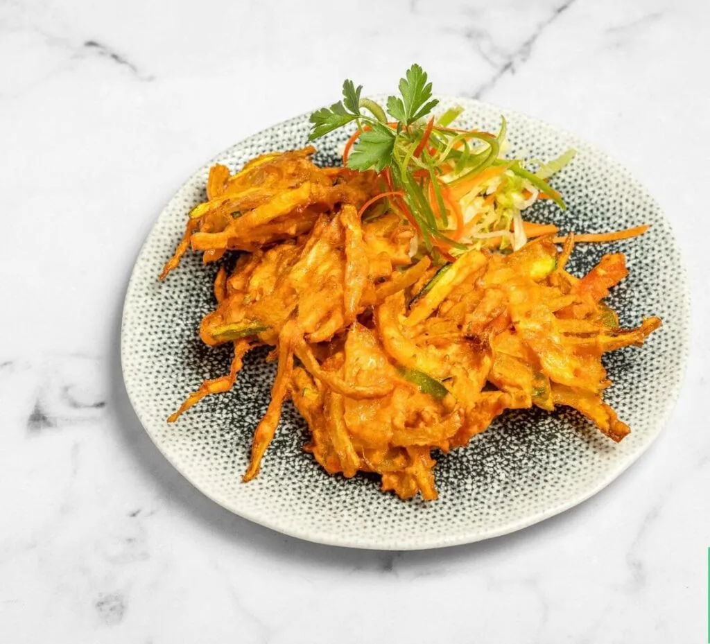 Pakoras vegetales recién servidas en un plato